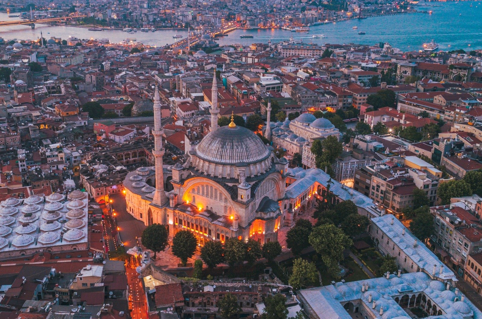 TARİHİ NURU OSMANİYE CAMİİ